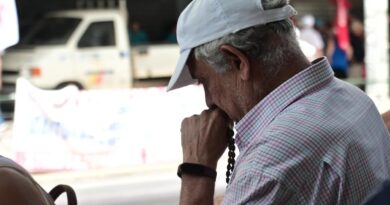 Συντάξεις: Αυξήσεις με το σταγονόμετρο και επίδομα 400 ευρώ απέναντι στην ακρίβεια που καλπάζει