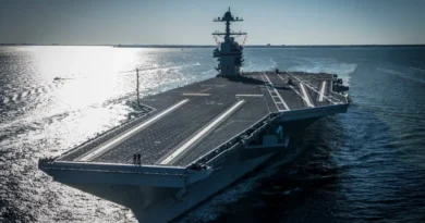 Ο Τραμπ θέλει συμφωνία σε έναν μήνα με το Ιράν, αλλά στέλνει και δεύτερο αεροπλανοφόρο