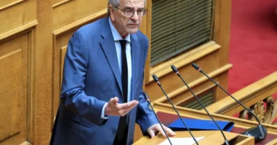 Επιμένει στην αποπομπή Γεραπετρίτη ο Σαμαράς: «Δεν αξίζει στη χώρα η πολιτική των υποκλίσεων»