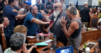 Λέσβος: Οργισμένοι κτηνοτρόφοι εισέβαλαν στη συνεδρίαση για τον αφθώδη πυρετό