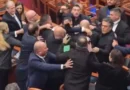 Αλβανία: Πιάστηκαν στα χέρια στη Βουλή, πέταξαν νερά και αναποδογύρισαν έδρανα 