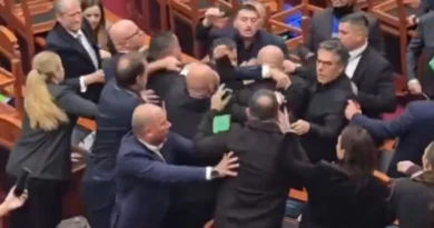 Αλβανία: Πιάστηκαν στα χέρια στη Βουλή, πέταξαν νερά και αναποδογύρισαν έδρανα 