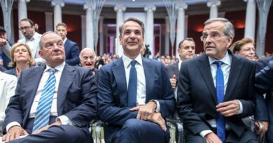 Αγωνία στην κυβέρνηση για τις νέες παρεμβάσεις Καραμανλή και Σαμαρά 
